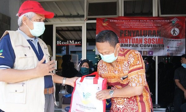 BRSPDSN Wyata Guna Salurkan Bansos Sembako kepada Penyandang Disabilitas Sensorik Tuna Netra Terdampak Covid-19 di Jabar dan Jateng