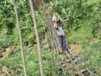 Ngerinya Melintasi Jembatan Penghubung Desa Kertamukti dan Cipatat