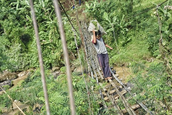 Ngerinya Melintasi Jembatan Penghubung Desa Kertamukti dan Cipatat