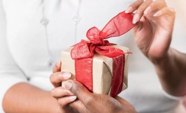 5 Jenis Barang Ini Ternyata ‘Haram’ untuk Kado, tapi Masih Banyak yang Berikan pada Orang Terdekat