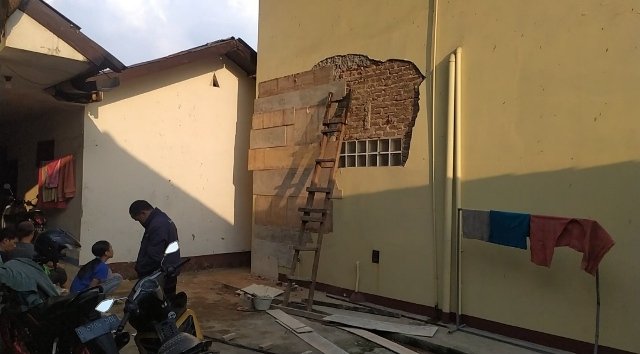 Saat Nyalakan Water Heater Tabung Gas Meledak, Ruhimat Terpental dan Luka Bakar