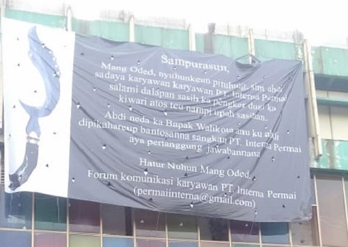Spanduk Hitam Minta Pertolongan Terbentang di Gedung Eks Pusat Perbelanjaan Banceuy