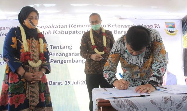 Aa Umbara Tanda Tangani MoU dengan Kemnaker, Semoga Bisa Atasi Dampak Covid-19!