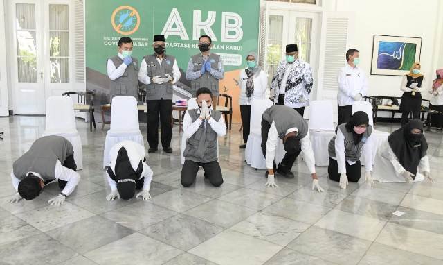 Di Gedung Pakuan, Guru Honorer Menangis dan Sujud Syukur Dapat SK dan Uang Tunjangan