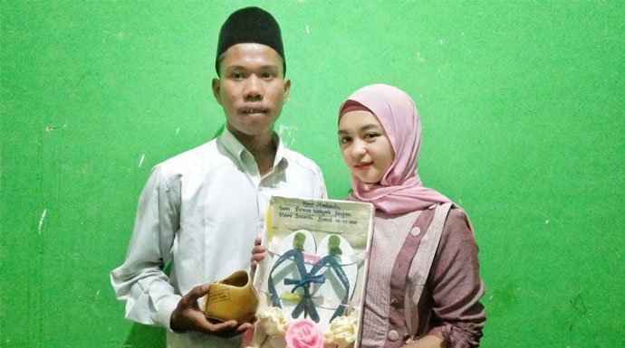 Pria Ini Nikahi Wanita Berparas Ayu, Cukup dengan Mahar Sandal Jepit dan Segelas Air Putih