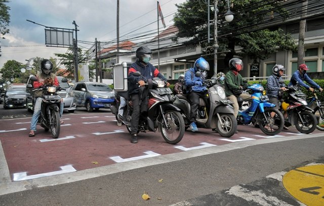 Unik, Physical Distancing di Lampu Merah di Bandung Mirip Starting Grid MotoGP