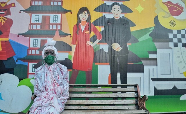 ‘Jurig’ Asia Afrika Gentayangan Pakai Masker