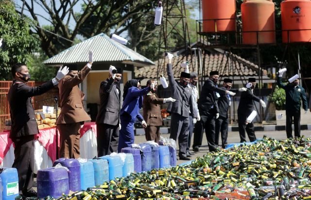 HUT ke-74 Bhayangkara, Polresta Bandung-Pemkab Musnahkan 20 Ribu Botol Miras dan 50 Kg Ganja