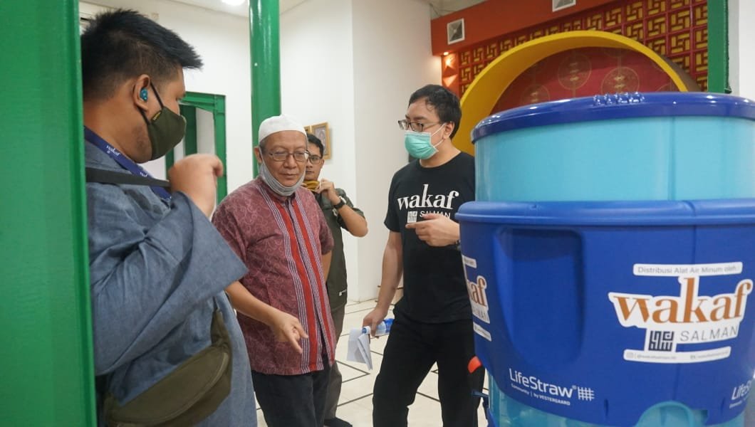 Wakaf Salman Salurkan Filter Air Siap Minum dan Dana Rp600 Juta untuk Masjid Lautze