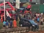 mobil nyemplung ke sungai kalimalang