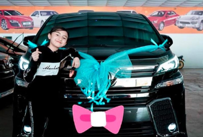 Wow, Bocah 12 Tahun Ini Sudah Bisa Beli Mobil Mewah Sendiri