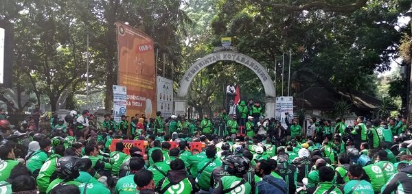 Driver Ojol ‘Hijaukan’ Balai Kota Bandung, Tuntut Kejelasan Aktivasi Angkut Penumpang