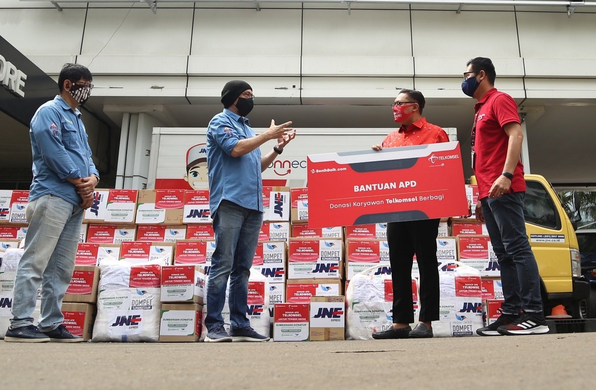 Bantu Masyarakat Hadapi Pandemi, Telkomsel Salurkan Donasi dari Karyawan dan Direksi