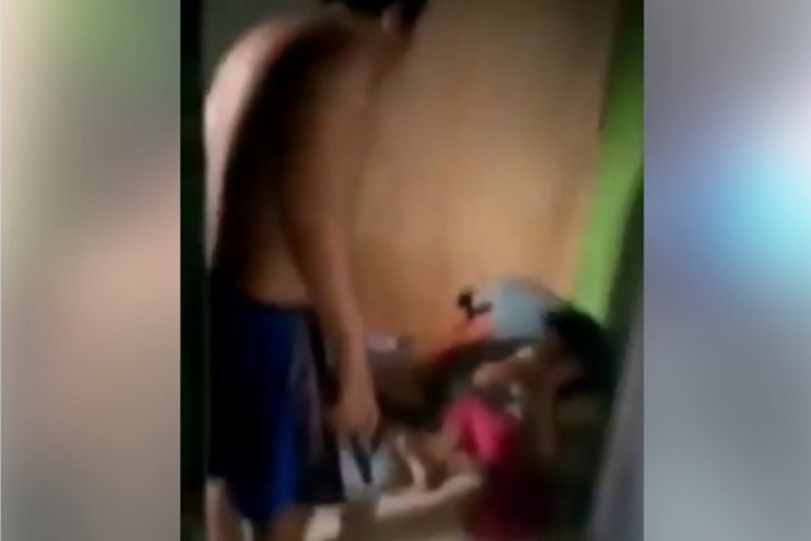 Sadisnya Ayah Ini: Saat Ibu Tiri Marah Ia Seret, Jambak dan Pukul Anak Kandungnya