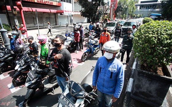 Mengenang Detik-detik Proklamasi, Pengendara di Bandung Berhenti, Nyanyikan Lagu Indonesia Raya