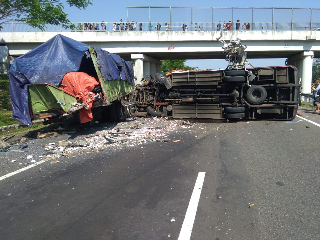 Ngeri.. Kecelakaan Maut di Tol Cipali, Bus Terbalik Melintang, 4 Penumpang Meninggal Dunia