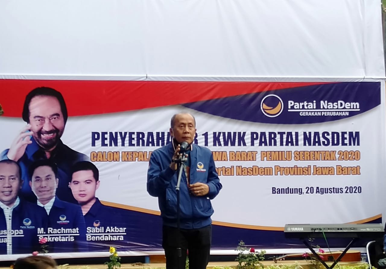 Saan Mustopa Serahkan Rekomendasi Dukungan Pada Tujuh Bakal Calon Kepala Daerah