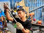 Pekerja menyelesaikan proses pembuatan Sepeda Kreuz di rumah Workshop Sepeda Kreuz, Jalan Cikutra, Kota Bandung, Selasa (23/6). 