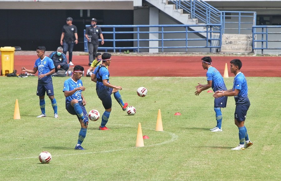 Liga 1 Gak Jelas, Persib Bandung Bebaskan Pemain