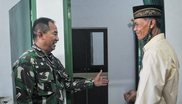 Danpusdikkav Pussenkav Serahkan Kunci Bedah Rumah dalam Program Baksos HUT ke-70