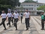 TIM Paskibraka Kota Bandung berlatih menggunakan alat pelindung wajah (Face Shield) dalam rangka persiapan upacara peringat HUT ke-75 Kemerdekaan Republik Indonesia di Plaza Balai Kota Bandung, Jumat (7/8).