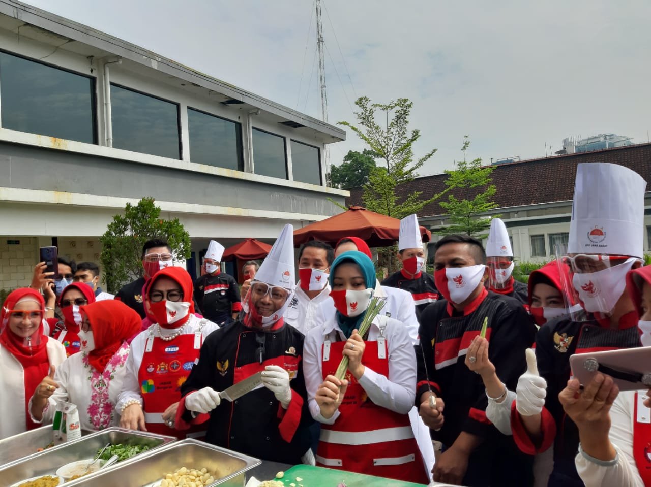 ICA dan APJI Jabar Bagi-bagi Ribuan Nasi Kotak