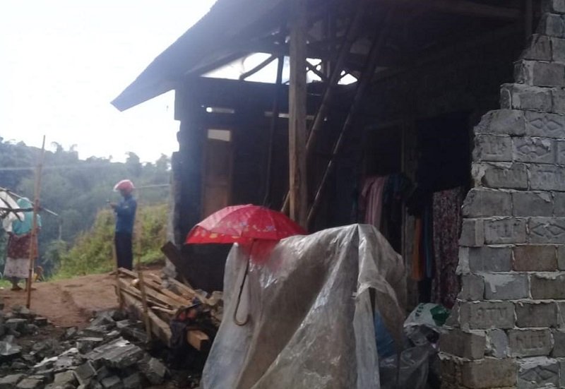 Waspada Angin Kencang, Rumah Warga Nyaris Ambruk di Cisarua KBB