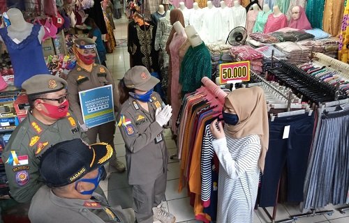 Pedagang dan Pengunjung Tak Bermasker di Pasar Baru Disanksi Nyanyi Lagu 17 Agustus