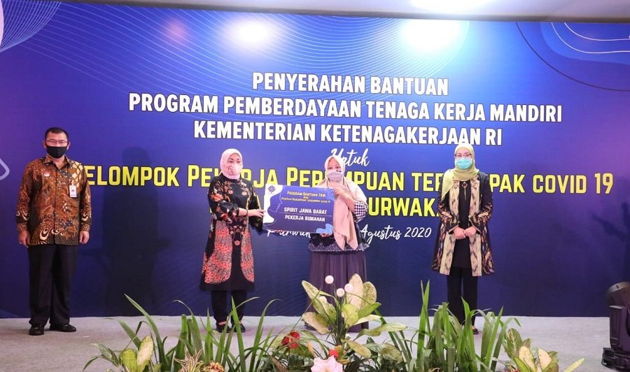 Bagikan Bantuan TKM, Kemnaker Dorong Pekerja Perempuan Terdampak Covid-19 Berwirausaha