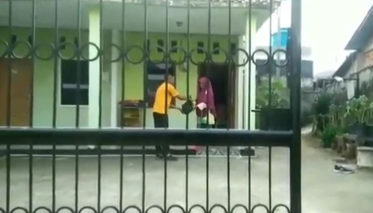 VIDEO: Mirip Kelakuan Ferdian Paleka, YouTuber Prank Bagi Daging Isi Sampah