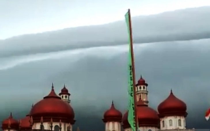 Subhanallah, Awan Seperti Tsunami Hiasi Langit Aceh