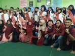 PARA siswa dan siswi SDIT/SMPIT/SMAIT Qordova di Jalan Raya Majalaya-Rancaekek No. 378 A Rancaekek Wetan, Kec. Rancaekek Kab Bandung foto bersama saat wisuda, Jumat (21/8/2020) di komplek Qordova. Wisuda yang mengangkat tema ‘Dengan Kepercayaan Diri yang Tinggi dan Buang Keraguan’tersebut diikuti oleh para siswa dan siswi terpilih. (Foto: Setiana/Radar Bandung)