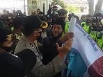 Dianggap Mengganggu Pendaftaran, Bapaslon Independen Pilbup Bandung Dicegat di Kantor KPU