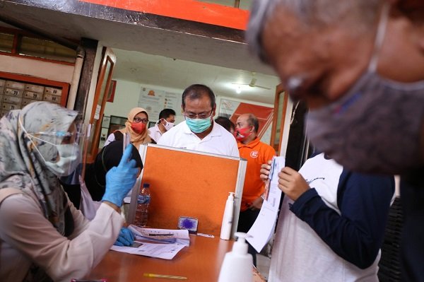 Dirjen PFM Kemensos Pantau Penyaluran BST di Kantor Pos Cimahi