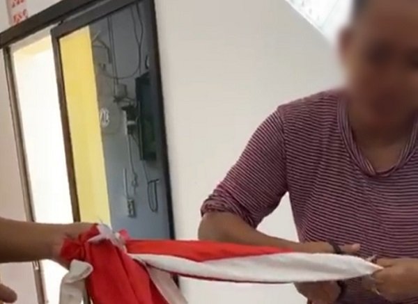 Viral, Video Emak-emak di Sumedang Gunting Bendera Merah Putih