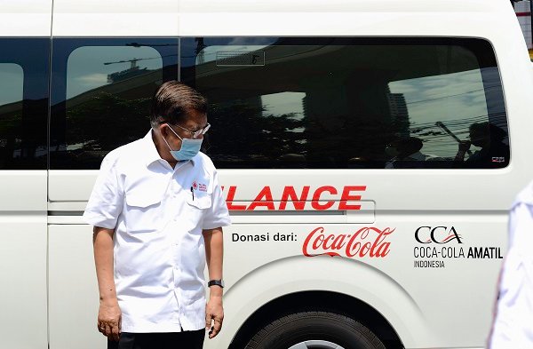 Dukung Penanganan Pandemi COVID-19, Coca-Cola Serahkan Bantuan Ambulans ke PMI