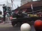 Tank TNI AD Tabrak Gerobak Pedagang dan Motor di Bandung Barat