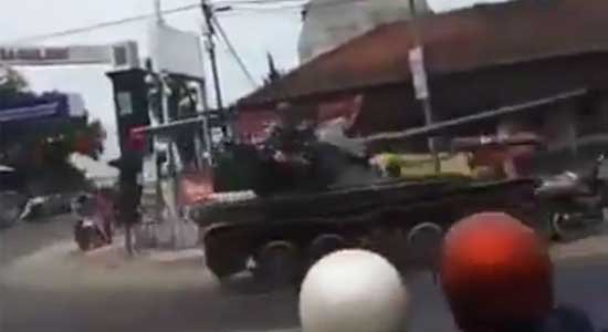 Tank TNI AD Tabrak Gerobak Pedagang dan Motor di Bandung Barat