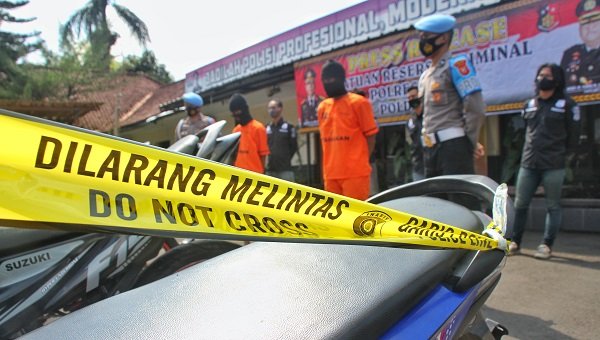 Begal di Padalarang Lumpuhkan Ojol dengan Serangan Sambal