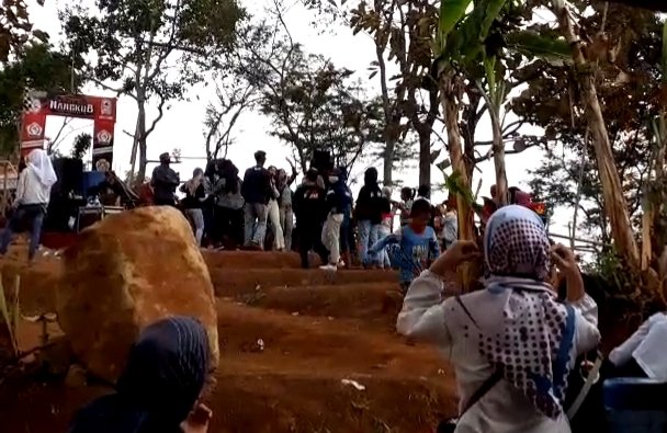 AKB Diperketat, Warga Sumedang Asyik Dangdutan
