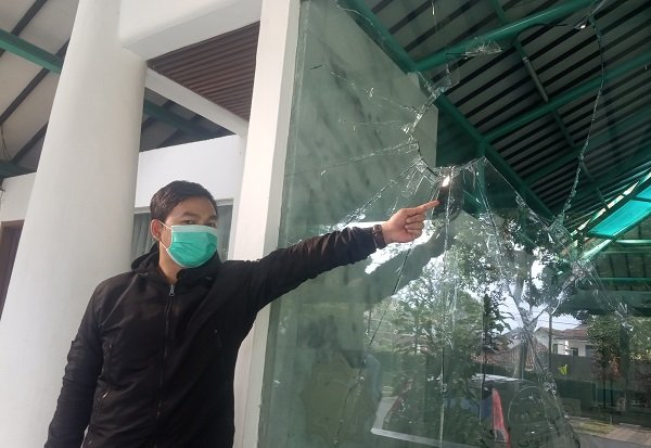 Saksi Mata Ungkap Detik-detik Pria Bertubuh Gempal Rusak Masjid di Dago