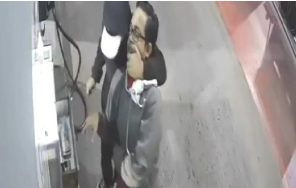 Terekam CCTV, Perampok Bersenjata Gasak Rp3,7 Juta di SPBU Kircon