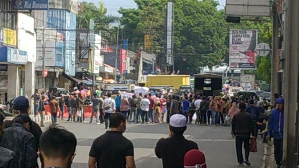 Pedagang Pasar Baru dan PKL Demo Minta Buka Tutup Akses Jalan Otista Ditinjau Ulang
