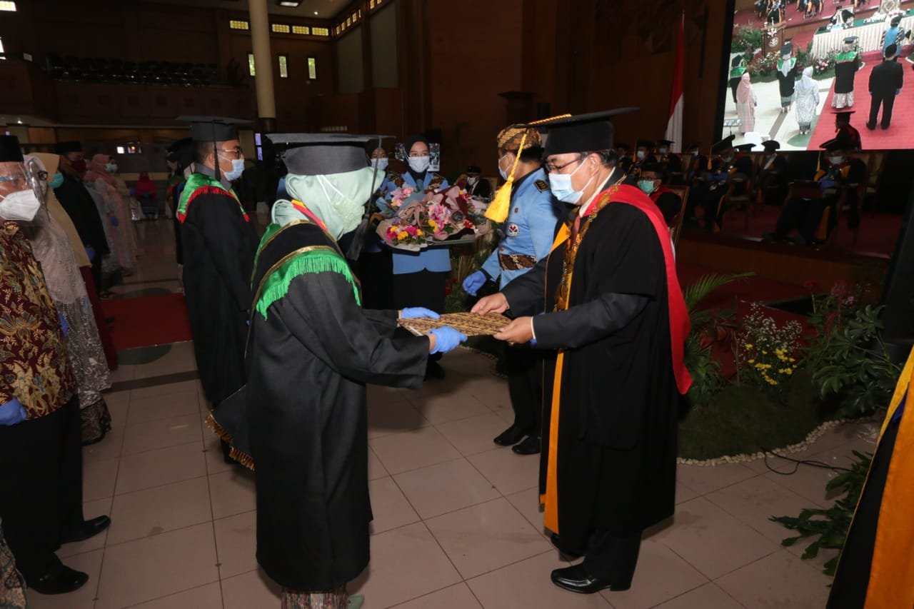 Ribuan Mahasiswa UPI Wisuda Luring dan Daring