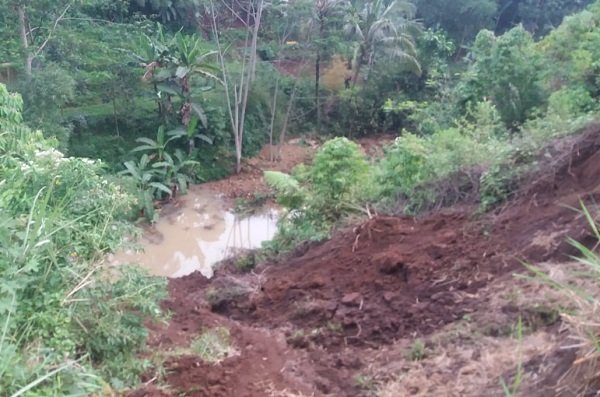 Tebing Pinggir Tol Cipularang KM 116 Arah Jakarta Longsor, Kendaraan Masih Aman Melintas