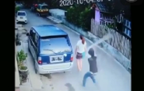 Seorang Wanita Dipukul Balok Kayu di KBB, Videonya Viral