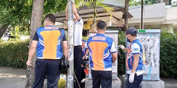 Ganggu Pemandangan, Dishub Kota Bandung Bersihkan Stiker di Rambu Lalu Lintas