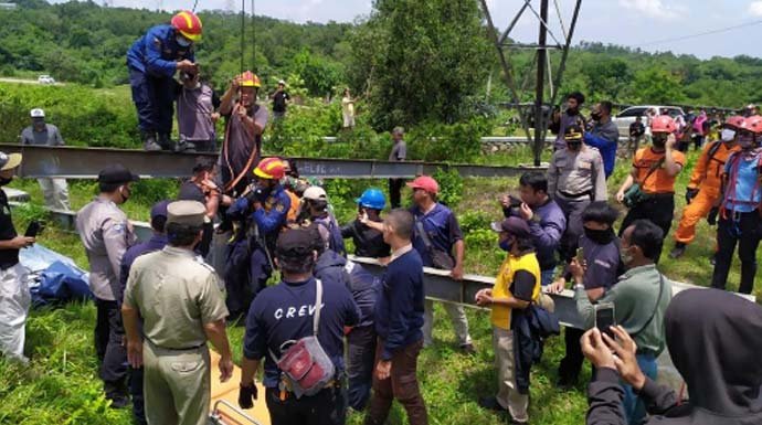 Perempuan Ini Sengaja Panjat Tower Sutet karena Ingin Viral