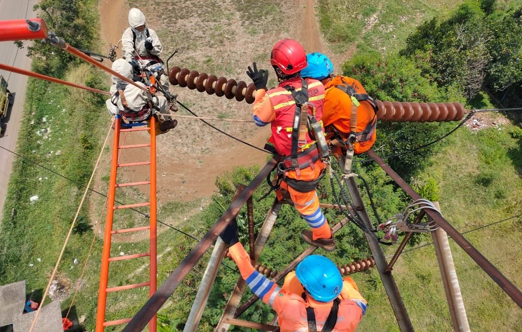 Perbaiki Anomali Hotspot, Tim PDKB UPT Bandung Berjibaku dengan Listrik Tegangan Tinggi
