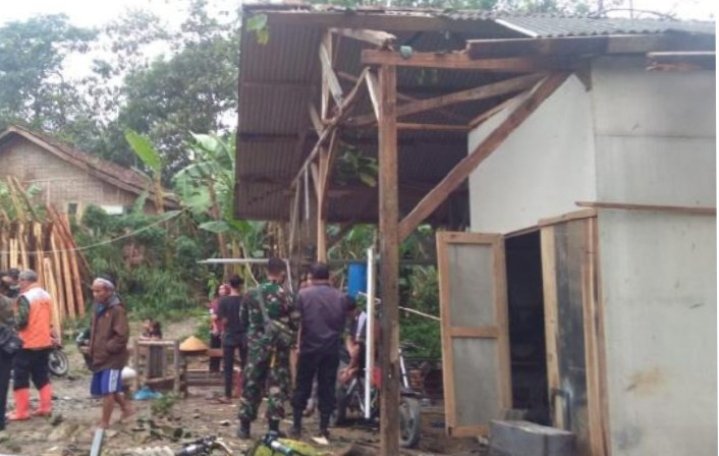 Angin Puting Beliung Hancurkan Desa Rancapanggung Cililin, 17 Rumah Rusak